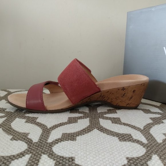 Vionic Bayu Sandal - Picture 2 of 8